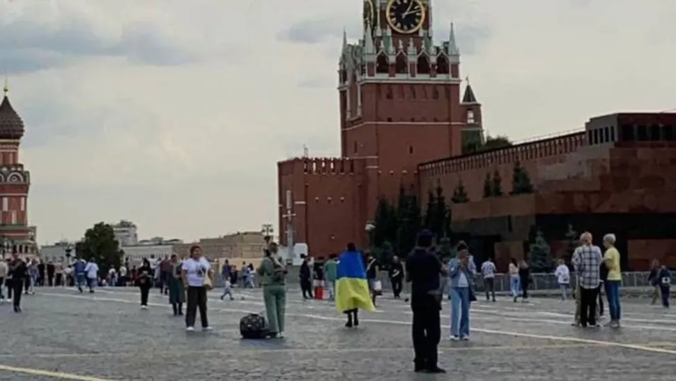 Sfidare maximă sub nasul lui Putin - Gest de curaj nebun la Kremlin: O tânără a defilat învelită în steagul ucrainean în Piața Roșie