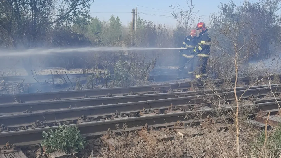 Incendiu de vegetație extins pe calea ferată: 3 trenuri de călători au fost oprite pe traseu - Anunț CFR despre reluarea circulației