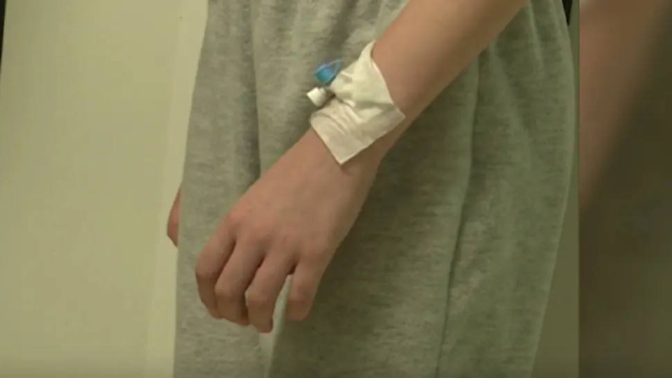 Fetiță cu mâna ruptă, tratată cu unguent pentru durere! Caz revoltător la un spital din Alba Iulia