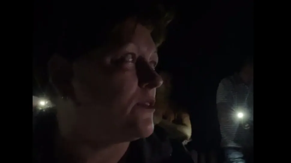 Protest la lumina telefoanelor, într-un cartier din Târgu Jiu!/ Captură video
