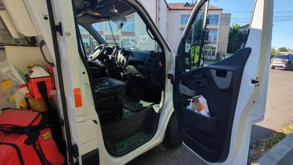 Violență ieșită din comun, la Brașov: un bărbat a atacat personalul medical și a spart geamurile ambulanței. Medic: "Am avut cioburi în gură!"