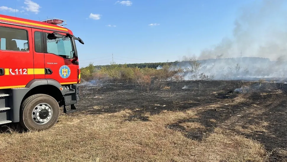 Incendiu de vegetație uscată, în Buftea. Din cauza vântului, focul s-a apropiat de calea ferată