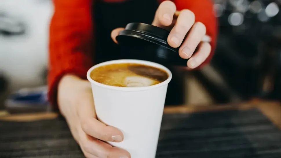 O femeie a dat în judecată un cunoscut lanț de fast food pentru că a vărsat cafeaua ferbinte pe ea