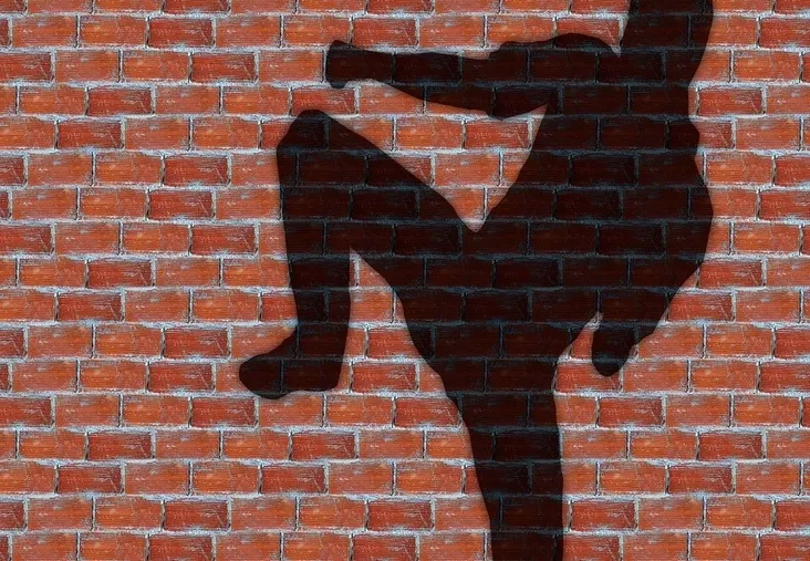 Tânărul de 16 ani este influentat de alti asa-zisi justitiari