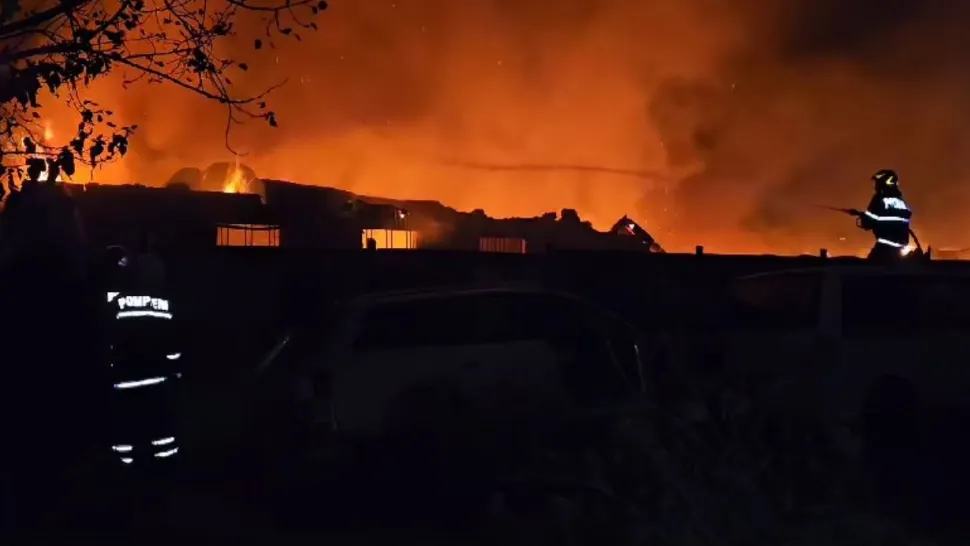 O hală de depozitare din municipiul Slatina, în care se aflau două autoturisme şi materiale combustibile, a luat foc sâmbătă seara 