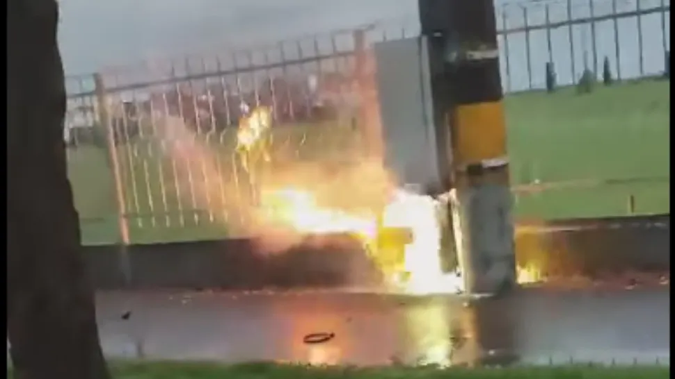 Alertă la Cluj Napoca! Un incendiu izbucnit la un panou electric s-a extins la o conductă de gaze - VIDEO