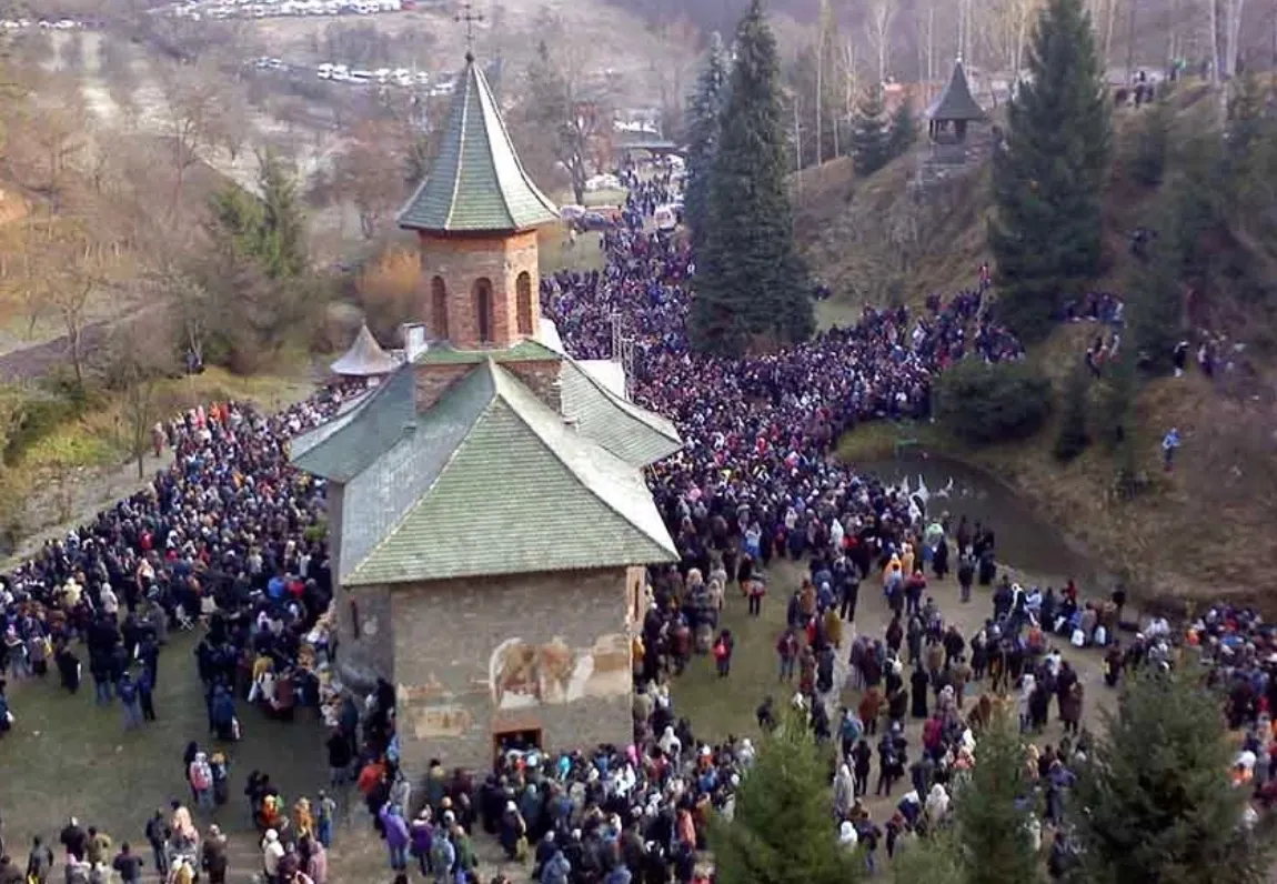 Ce au văzut pelerinii în curtea Mănăstirii Prislop, chiar lângă mormântul lui Arsenie Boca. Vestea s-a răspândit rapid - VIDEO