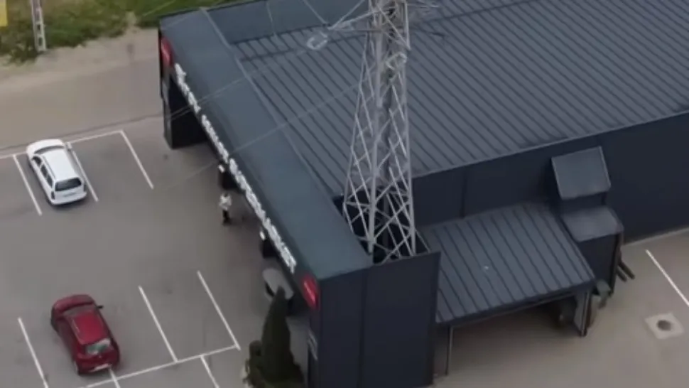 Magazin cu stâlp de electricitate „integrat”. Foto/sansanews