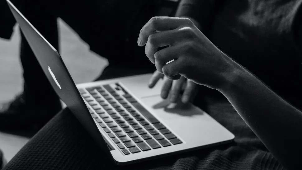 O nouă metodă de fraudă online face victime printre români/ Foto: unsplash.com