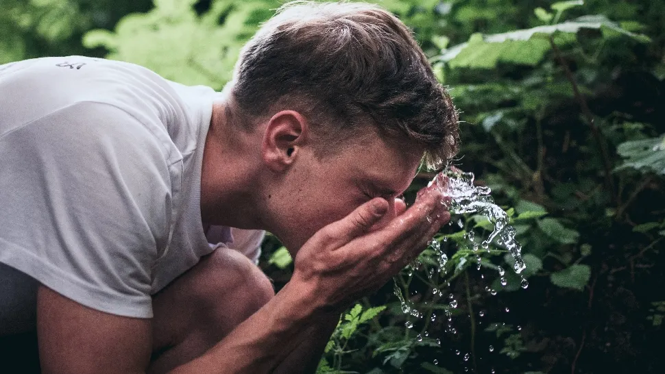 Spălatul feței cu apă caldă nu este o practică sănătoasă. Foto/Unsplash