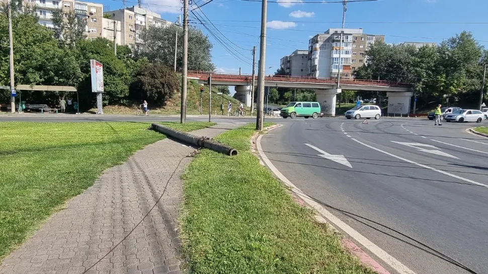 Stâlp dărâmat de un TIR militar. Foto/Primăria Arad