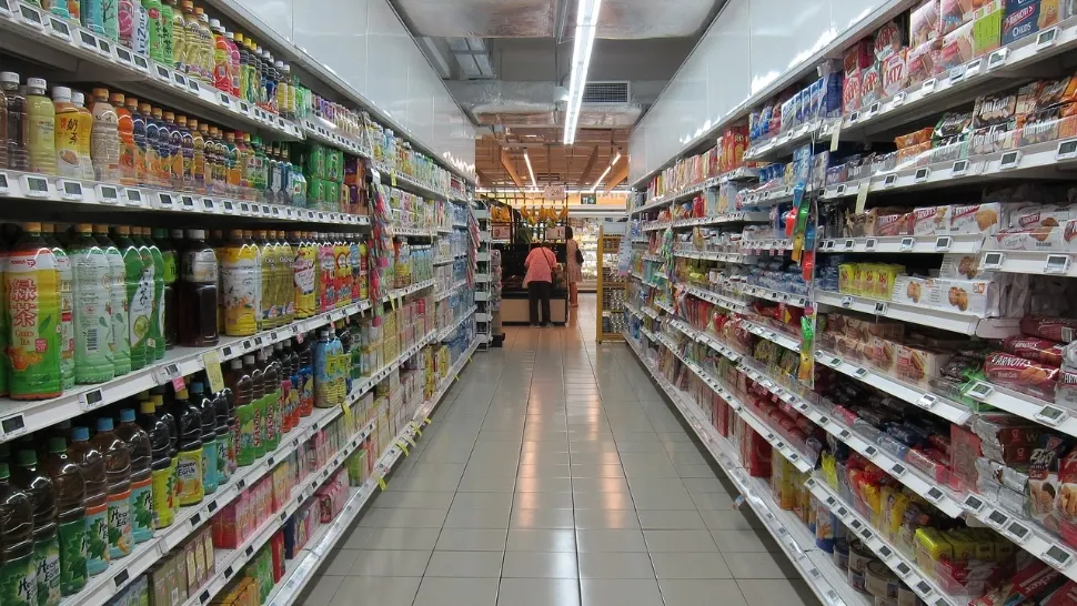 Zeci de persoane, EVACUATE dintr-un supermarket din Focșani!