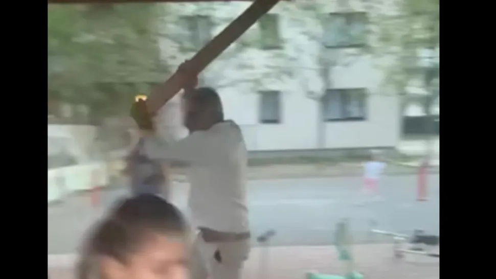Scandal uriaș în Dobroiești, Ilfov. Un bărbat a distrus cu parul băncile dintr-un parc pentru copii - VIDEO