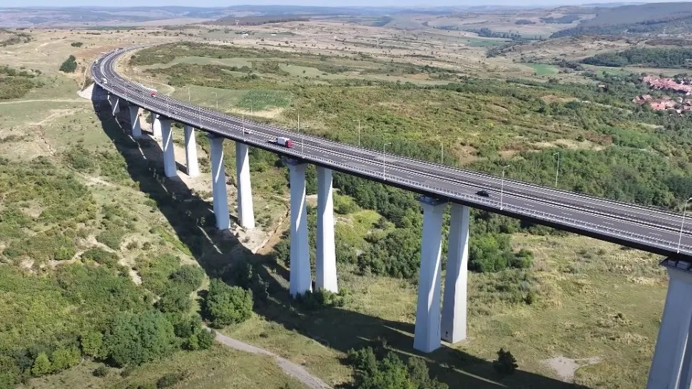 Pilonii de la viaductul Aciliu au început să se crape. Foto/Captură video