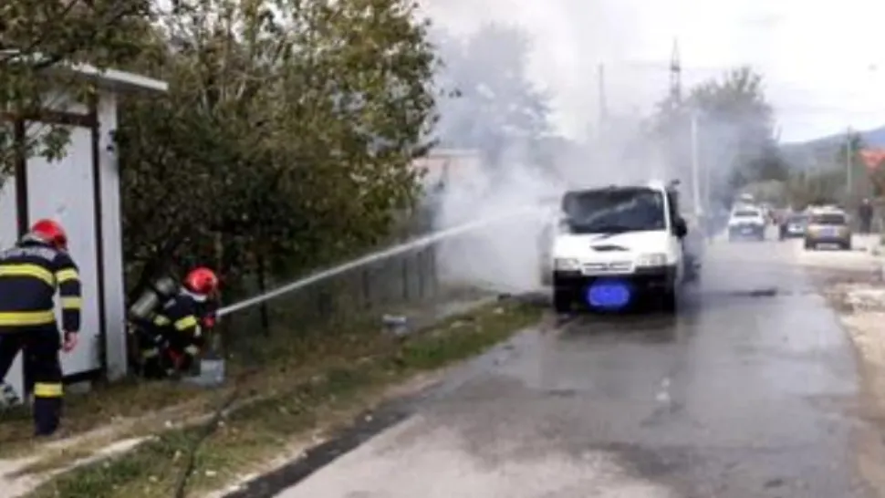 Explozie la o autoutilitară încărcată cu produse folosite la marcajul rutier! 3 răniți - 2 dintre ei au ajuns la spital