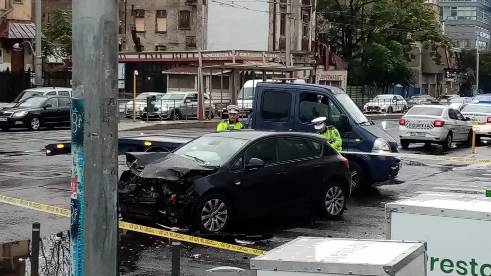Haos în traficul din Capitală, luni dimineață! 15 troleibuze blocate în apropiere de Piața Victoriei - Val de accidente și blocaje - VIDEO
