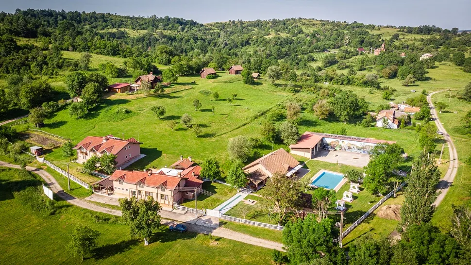 Cum ajung pământurile României pe mâinile străinilor - Resort de lux în Arad, în satul cu 10 oameni cumpărat de un miliardar italian
