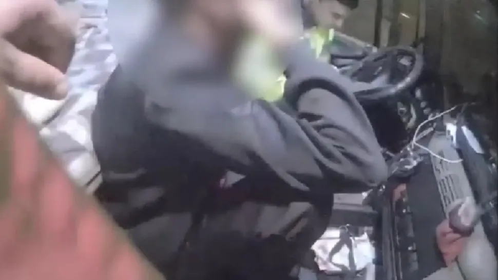 Șofer băut și posibil drogat, aflat la volanul unei cisterne pline cu aproximativ 20 de tone de combustibil, reținut de poliție! / Captură video
