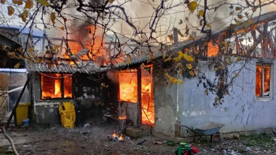 Incendiu casă/ Captură foto: Bistrițeanul.ro