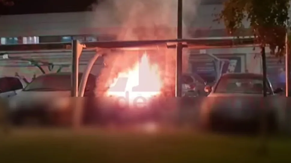 Incendiu auto puternic în parcarea unui supermarket din Constanța! Captură video ZIUA de Constanța