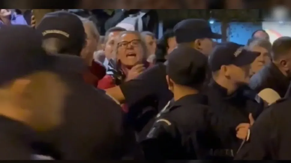 Incident la pelerinajul de Sf. Parascheva de la Iași: Enoriașii s-au îmbrâncit cu jandarmii / Captură foto
