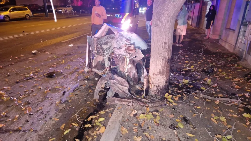 Mașina a fost făcută țăndări, șoferul aruncat la câțiva metri. Foto/ISU