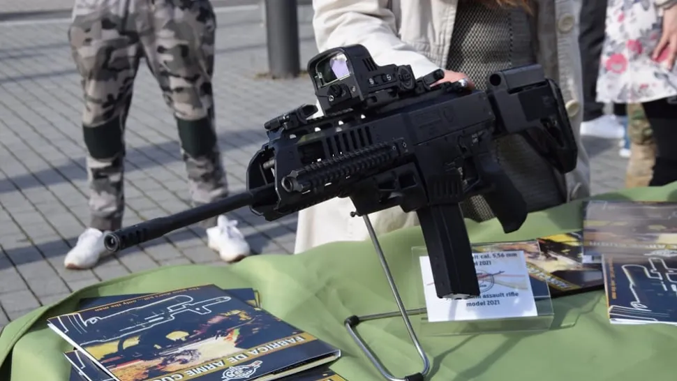 Arma costă 1.000 de dolari și trage 600 de gloanțe pe minut. Foto/cugirinfo