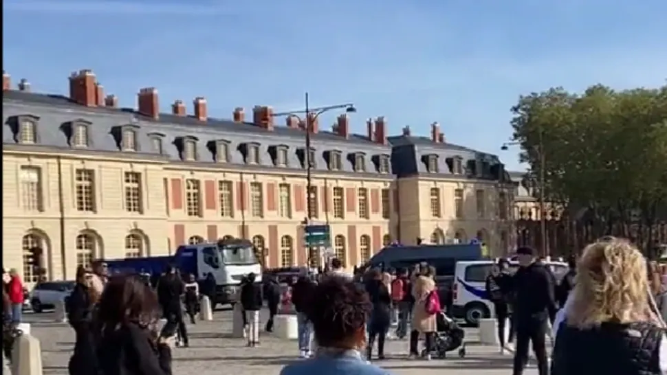 Alertă cu bombă la Palatul Versailles. Toți vizitatorii au fost evacuați - VIDEO
