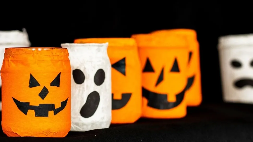 Borcanele de sticl[ pot fi transformate în figurine de Halloween. Foto/Profimedia