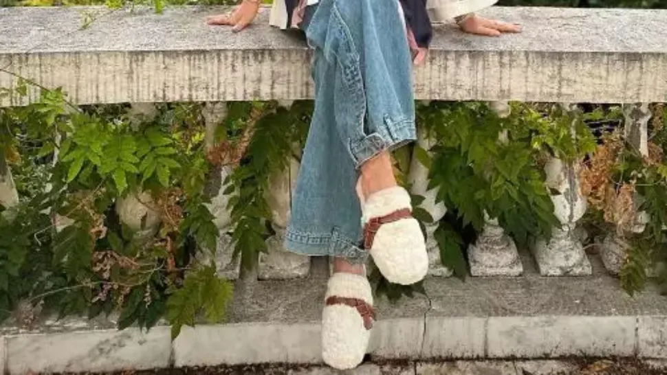 Loredana Groza face furori cu papuceii din blană de OAIE. Costă cât 3 oi obișnuite