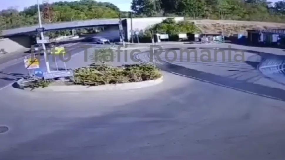 Momentul în care s-a izbit cu mașina în pod. Foto/Captură video