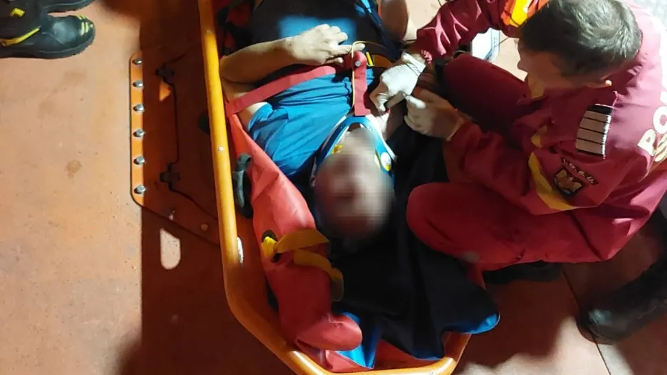 Bărbatul este conștient și a fost transportat la spital. Foto/ISU