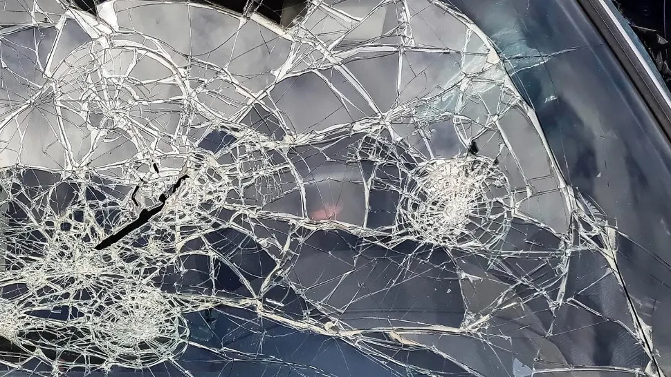 Incident halucinant în Tulcea: Un tânăr de 23 de ani, lovit cu ranga în cap de un șofer - De la ce a pornit scandalul
