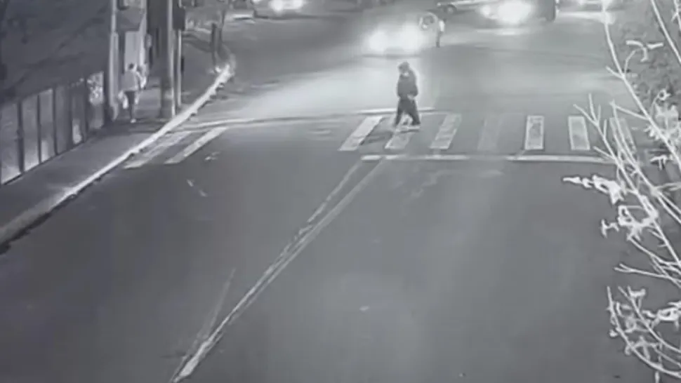 Fată de 15 ani a fost lovită pe trecerea de pietoni de un șofer de 68 de ani. Foto/Captură video