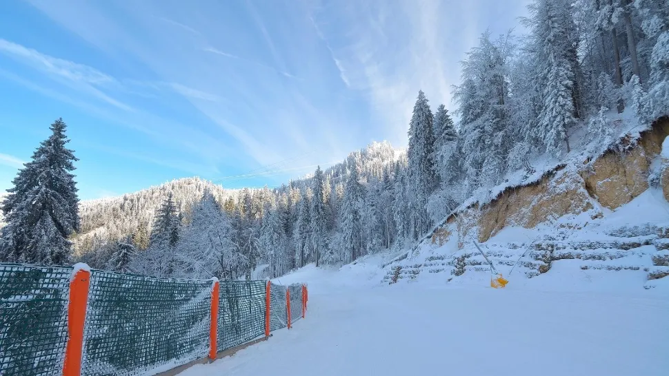 Pregătiri intense în Poiana Brașov pentru noul sezon de schi. Foto: Profimedia