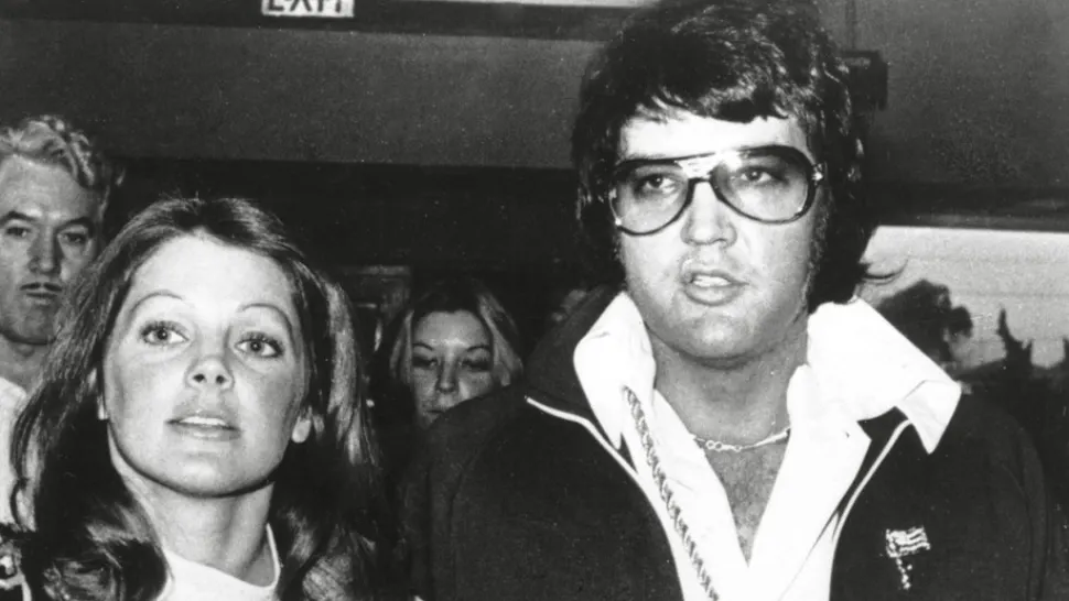 Elvis Presley in Bucureștiul anilor '70. Aștepta tramvaiul și se uita în telefon - FOTO BIZAR
