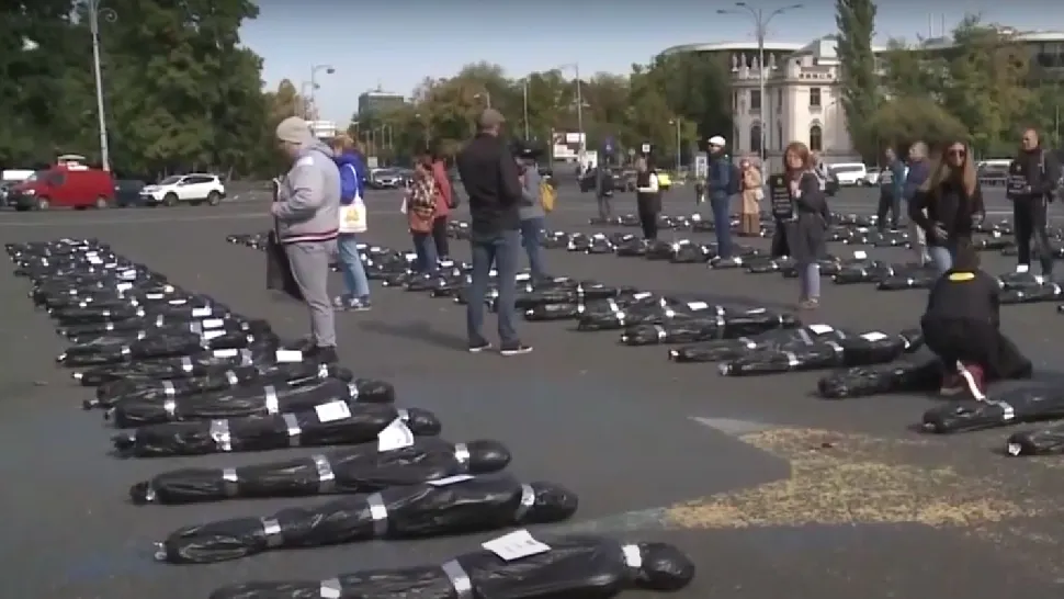 Protest cu saci pentru cadavre, în fața Guvernului. Cum îi sfidează ministrul Rafila pe bolnavii de cancer? - VIDEO