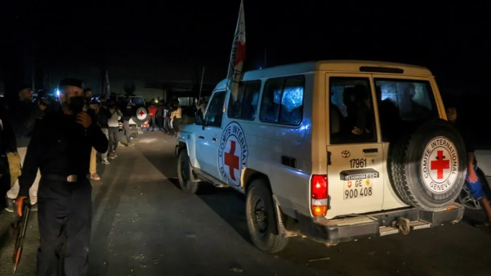 Imagini cu primii ostatici israelieni eliberați de Hamas: Printre ei, o femeie cu cetățenie israeliană-română și fata sa de 6 ani
