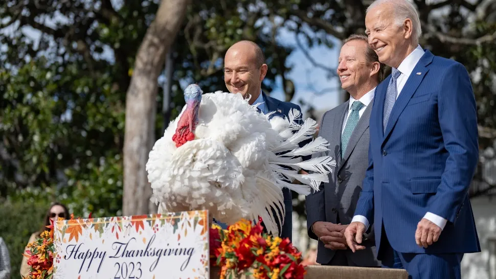 Biden a grația doi curcani chiar de ziua sa. Uriașii Liberty și Bell nu vor ajunge în farfurie de Ziua Recunoștinței/ Twitter
