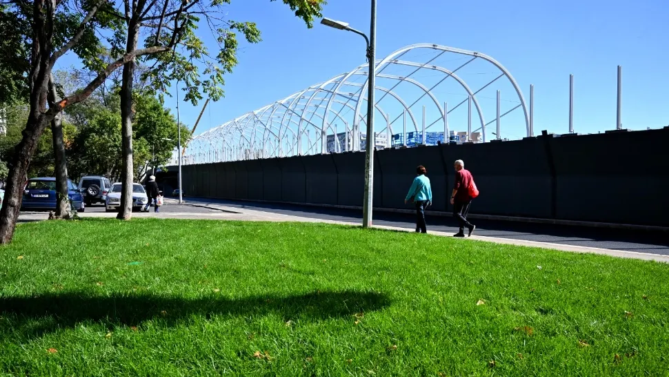 Pasajul Europa Unită, înconjurat de mult verde, așteaptă ultimele retușuri - FOTO