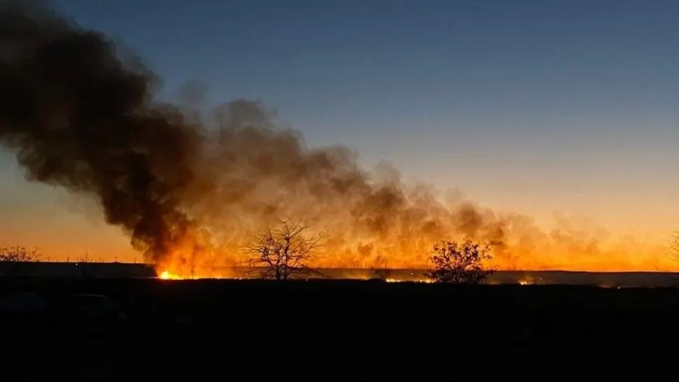Incendiu violent, în Deltă: zeci de case, în pericol - FOTO