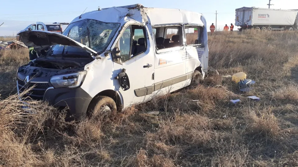 Accident grav, lângă localitatea Gălbiori, jud. Constanța: impact violent între un TIR și un microbuz plin cu pasageri - FOTO