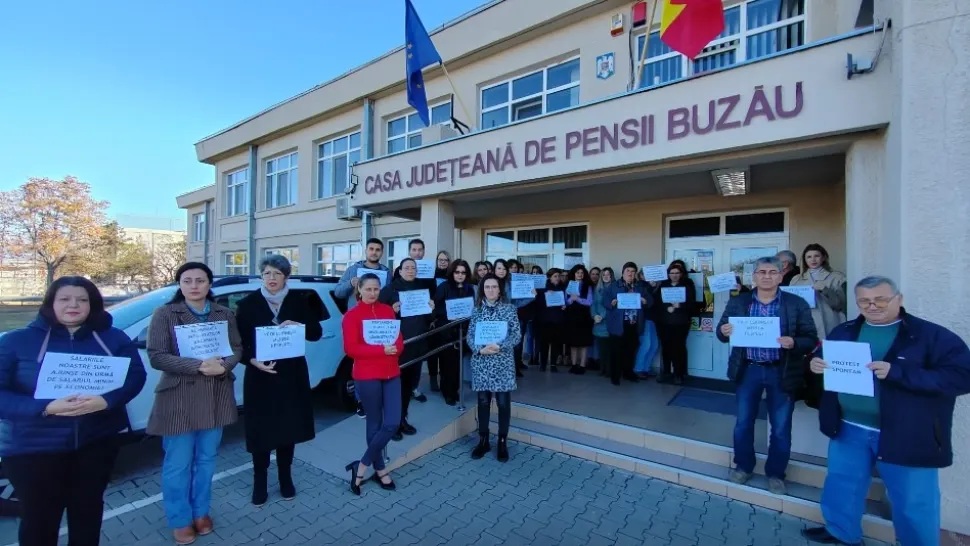 Angajații de la Casa de Pensii Buzău protestează, din nou. Foto/newss.ro