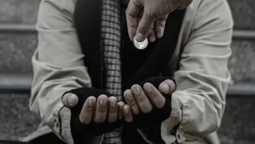 Câți bani câștigă într-o zi un cerşetor în România. Averea găsită de polițiști asupra unui bărbat care mima dizabilități - FOTO