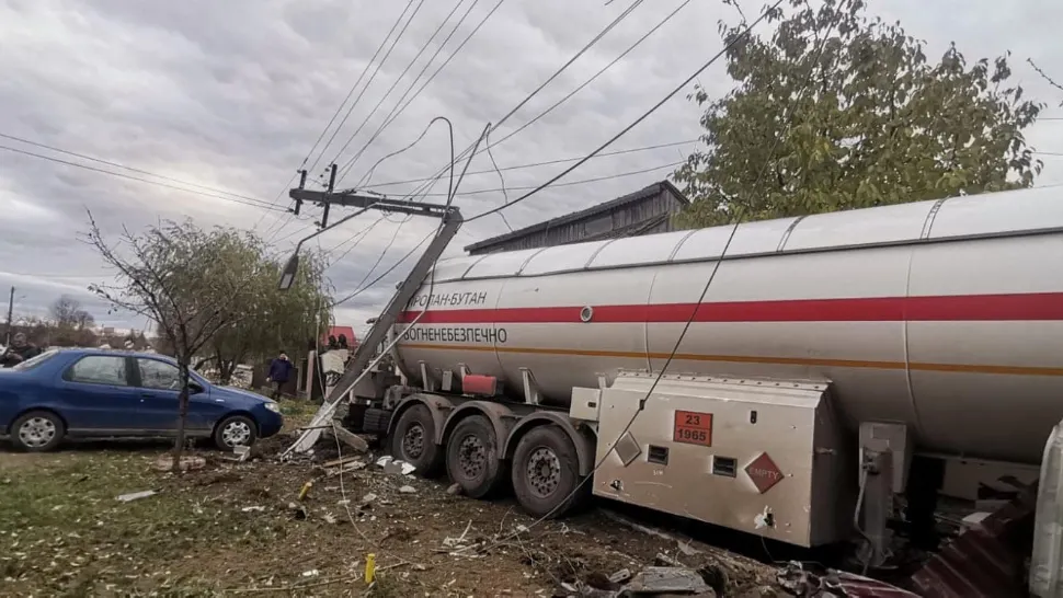O cisternă plină cu GPL s-a izbit de un stâlp și o conductă de gaz: o victimă - FOTO