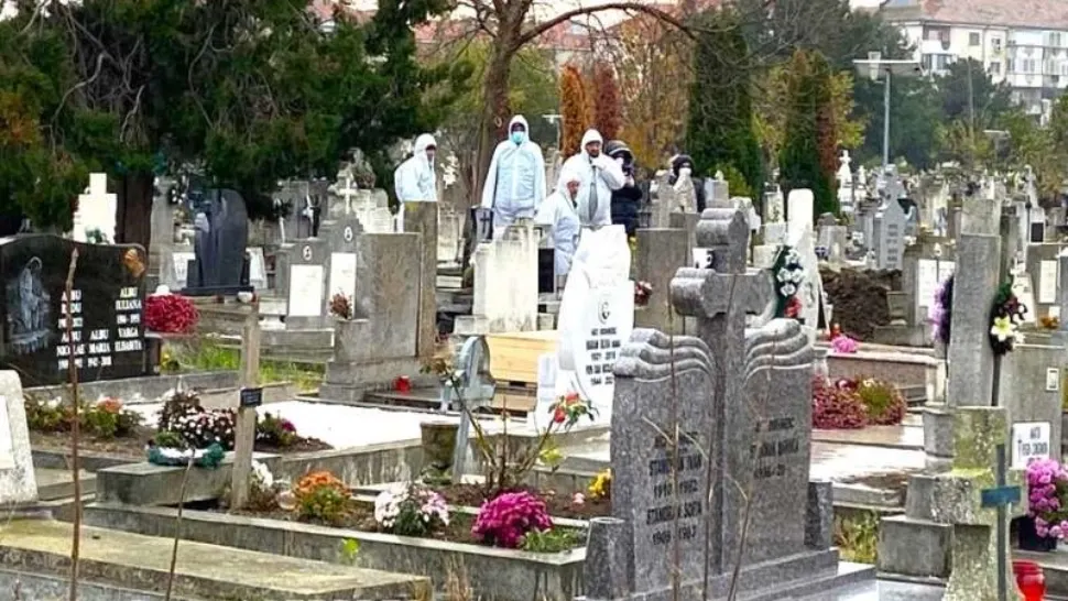Cadavrul unei femei cu diagnostic COVID-19, deshumat după trei ani. Foto: Agerpres