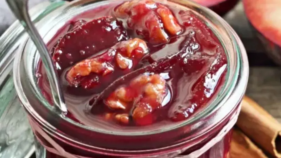 Dulceaţă de prune cu miez de nucă. Reţeta din caietul bunicii