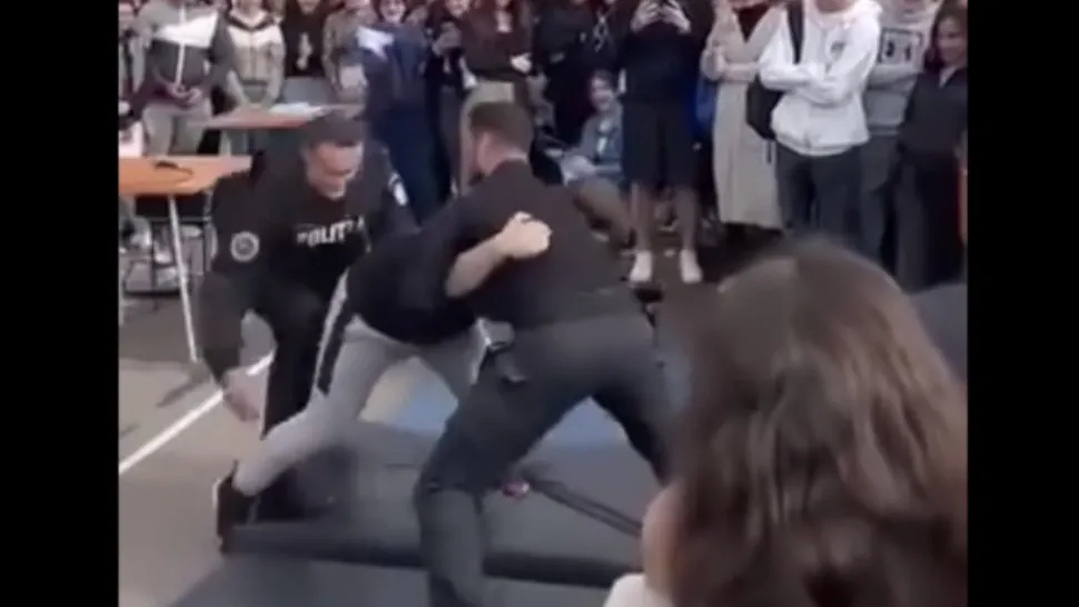 Un elev a pus la pământ doi politiști masivi