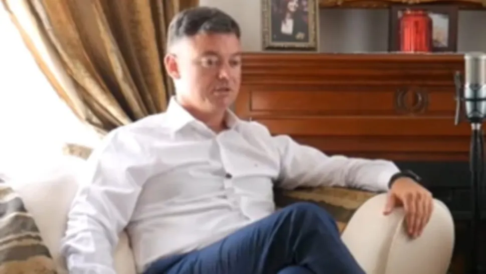 Fostul director al Aeroportului Internațional Timișoara, Flaviu Hoțopan, acuzat că a aruncat în stradă o tânără mamă împreună cu fiica ei, în vârstă de 6 ani. Planul ar fi fost premeditat, acționându-se în stil mafiot