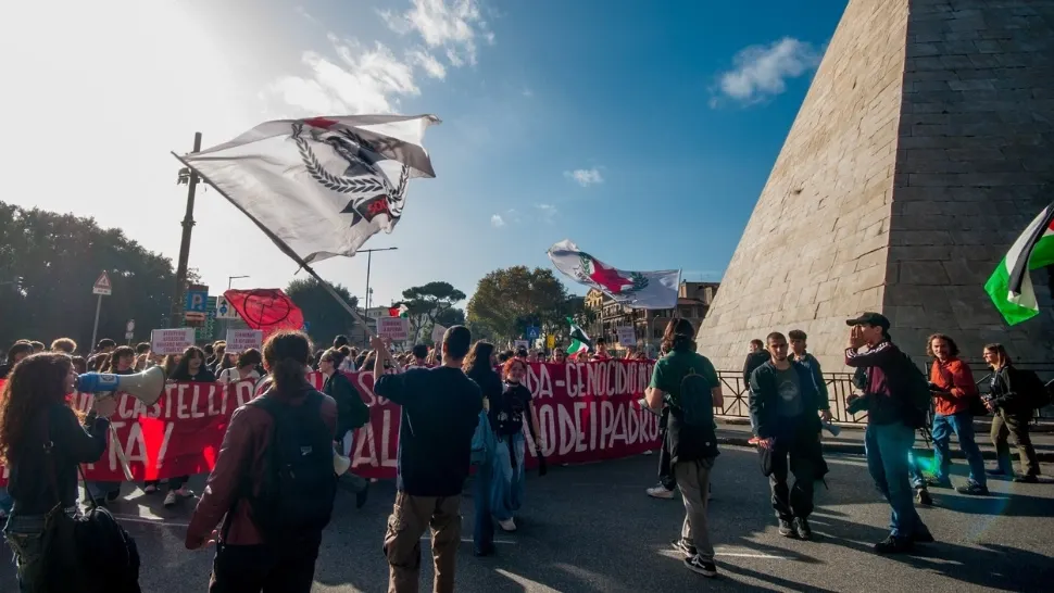 Mii de oameni s-au strâns la Roma să protesteze împotriva guvernului. Foto/Profimedia